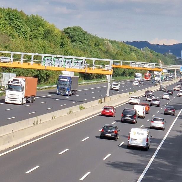 Autos und Lkw auf einer Autobahn
