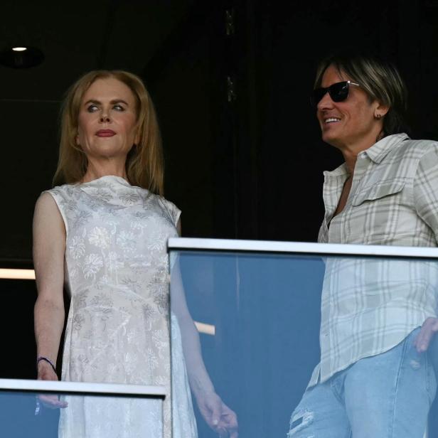 Nicole Kidman und Keith Urban stehen zusammen und schauen zu.