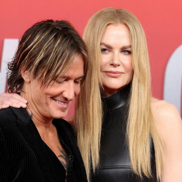 Nicole Kidman und Keith Urban posieren auf einem roten Teppich.