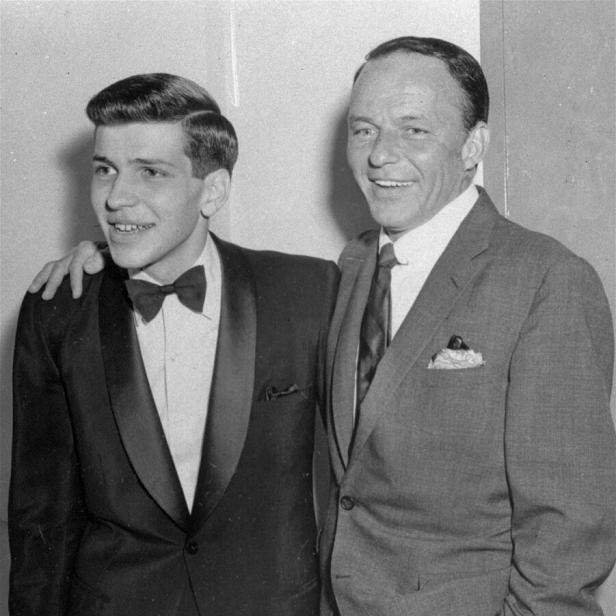 Frank Sinatra senior legt Frank Sinatra junior nach der Entführung den Arm um die Schulter.