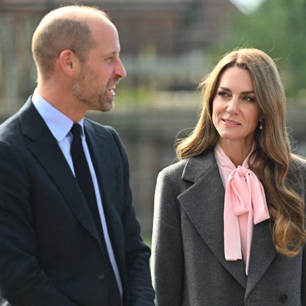 Prinz William und Prinzessin Kate in formeller Kleidung im Gespräch.