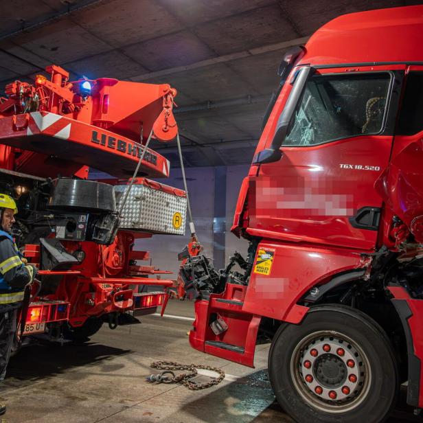 Zwei Lkw nach einem Zusammenstoß mit Feuerwehrmännern