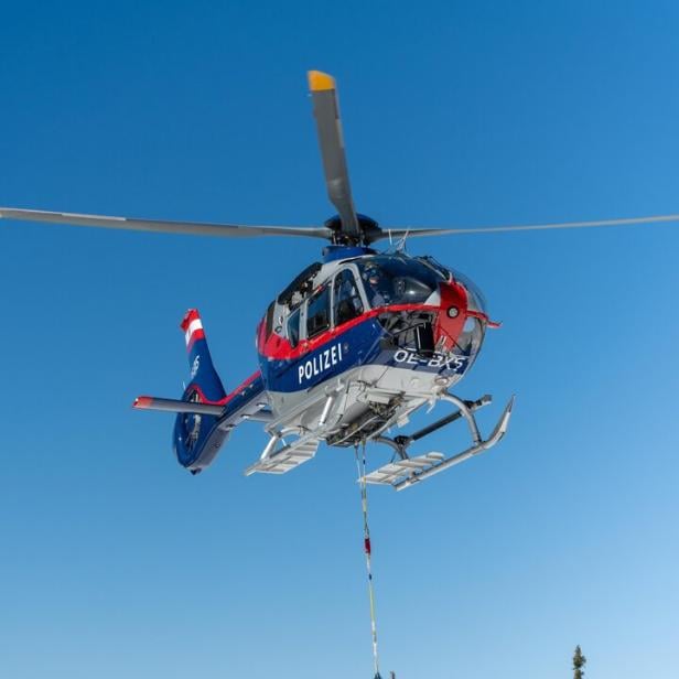 Hubschrauber startet auf Schnee