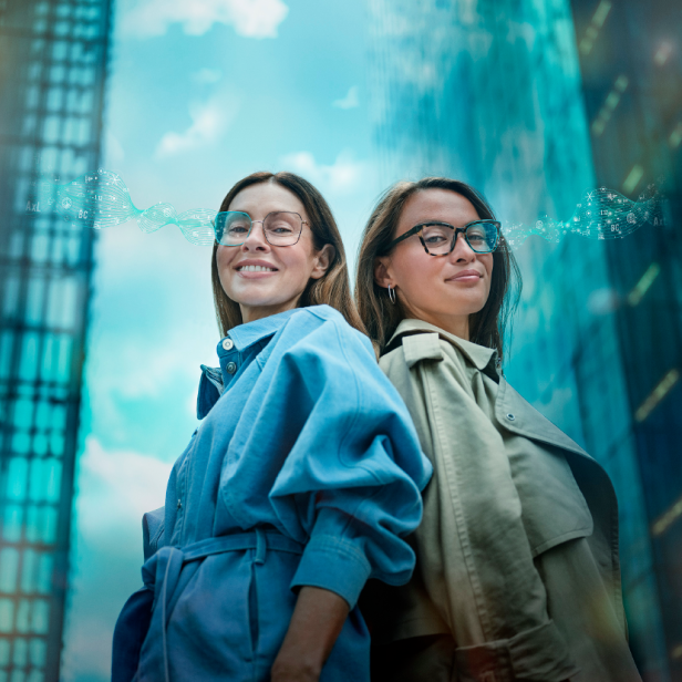 Zwei Frauen mit einer Brille