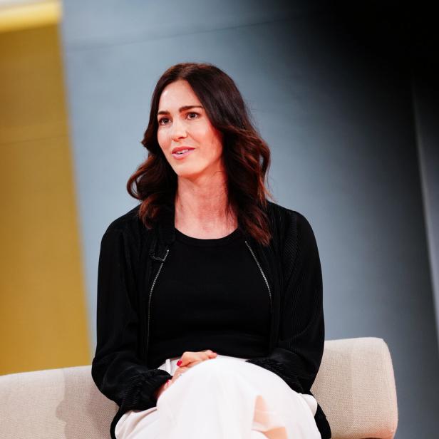 Fußball-Expertin Viktoria Schnaderbeck im TV-Studio