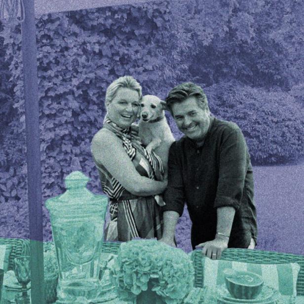 Thomas Anders, seine Frau Claudia und ihr Dackel-Mischling posieren vor der Kamera. 