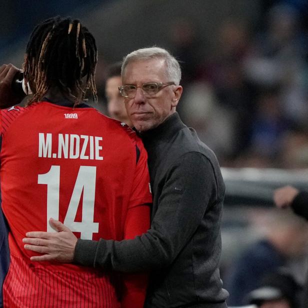 Rapid-Trainer Stöger spricht mit Ndzie