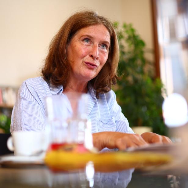 Bürgermeisterin Elke Kahr sitzt in ihrem Büro an einem Tisch