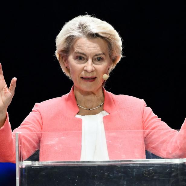EU-Kommissionspräsidentin Ursula von der Leyen hinter einem Redepult