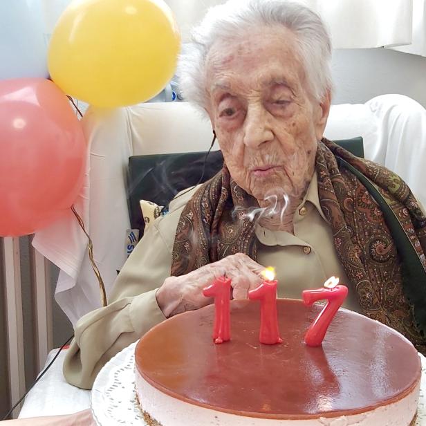 Das Bild zeigt Maria Branyas im Jahr 2024 bei ihrem 117. Geburtstag.