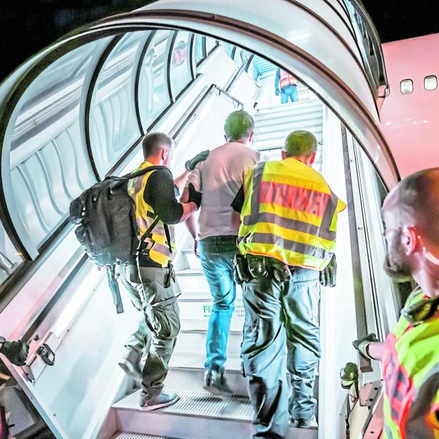 Abschiebungen: Laut Innenministerium müssen täglich 35 Personen Österreich verlassen