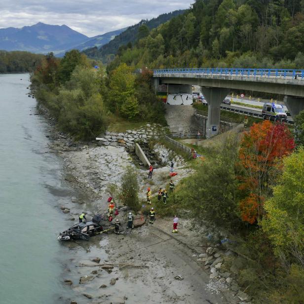 TIROL: AUTO STÜRZTE BEI HALL IN TIROL VON DER AUTOBAHN IN DEN INN AB