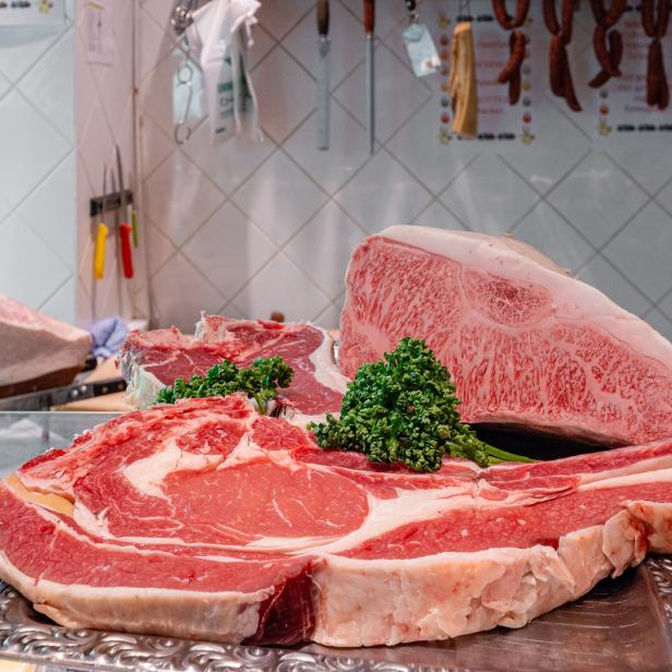 Rohes Rindfleisch mit Petersilie