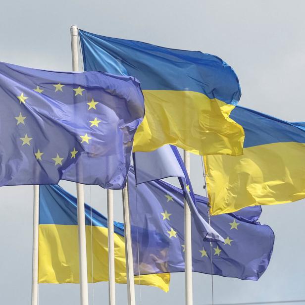 Flaggen der Europäischen Union und der Ukraine wehen im Wind