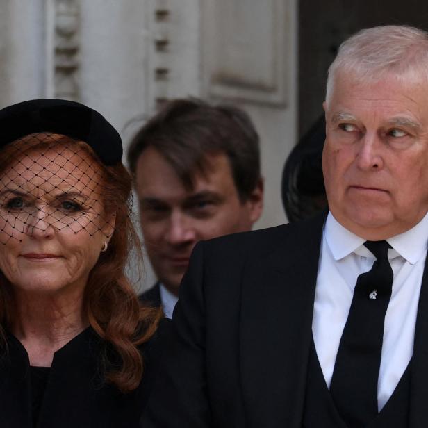 Sarah Ferguson mit Schleierhut und Prinz Andrew im dunklen Anzug blicken ernst.