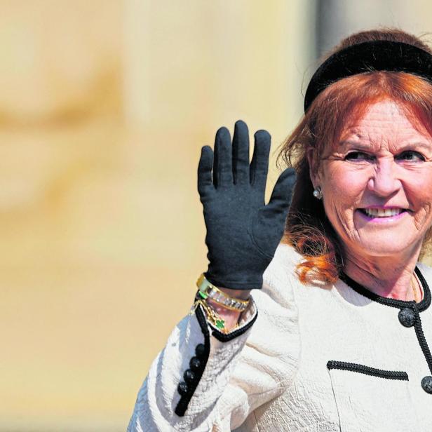 Sarah Ferguson lächelt und winkt mit einem schwarzen Handschuh.