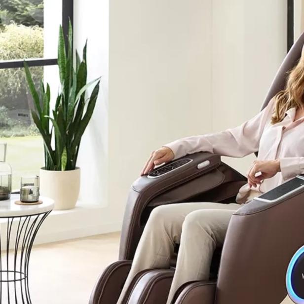 Eine Frau mit braunen Haaren in Massagesessel.