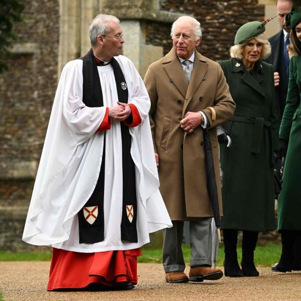 Eine Gruppe von Personen, darunter König Charles, Camilla und Prinzessin Kate, verlässt eine Kirche.