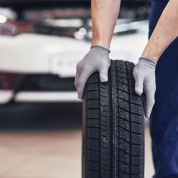 Evocars Riegler in Kemeten bietet schnellen Reifenwechsel, Batteriewechsel und Windschutzscheibenreparaturen mit modernster Technik und persönlichem Service.  