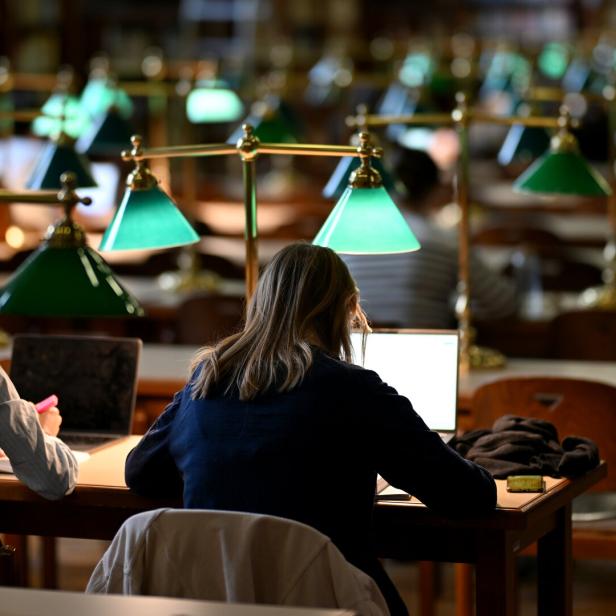 Studierende in der Bibliothek der Uni Wien.