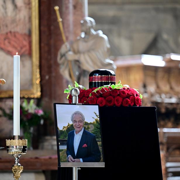 Kerzen und ein Foto von Harald Serafin bei der Trauerfeier im Stephansdom