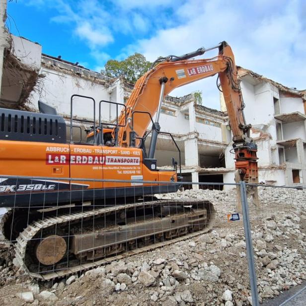 Am Ende kommt der orange Bagger: In der Boltzmanngasse wird nach einer geheimnisvollen Pause fertig abgerissen.