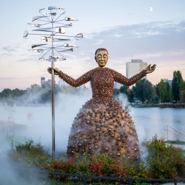 Eine Frau als Statue im neuen Kunstpark am Mühlschüttel. 