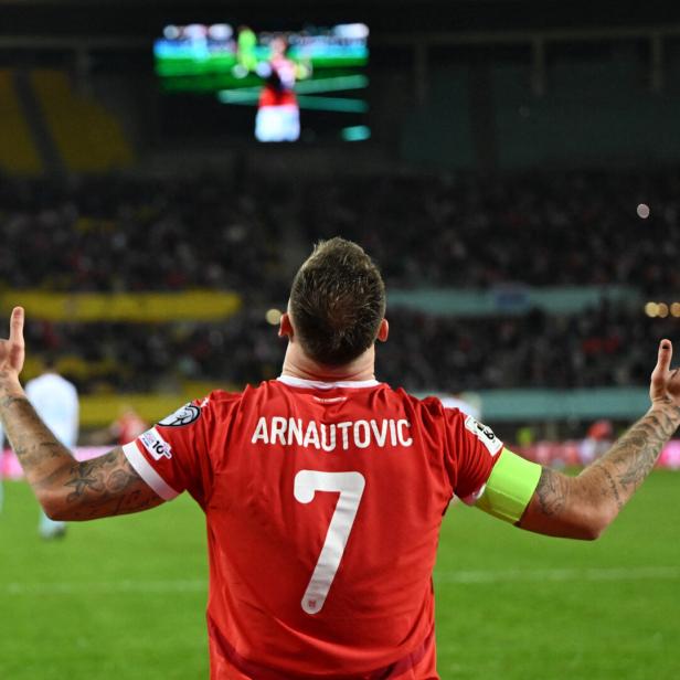 Arnautovic hebt auf dem Spielfeld die Arme vor jubelndem Publikum.