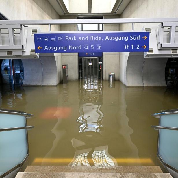 UNWETTER: SITUATION IN NIEDERÖSTERREICH: BAHNHOF TULLNERFELD