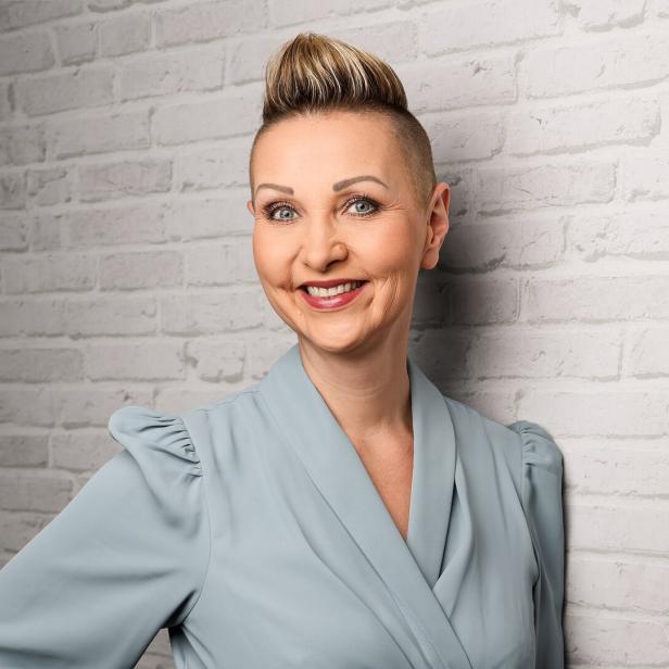 Brustkrebsaktivistin Claudia Altmann-Pospischek posiert lächelnd