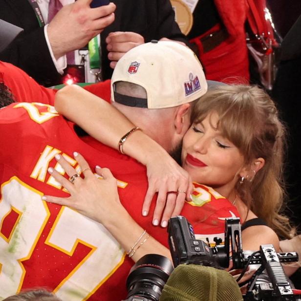 Taylor Swift umarmt Travis Kelce in seinem Trikot mit der Nummer 87.