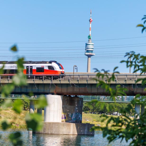 ++ THEMENBILD ++ ZUG / SCHNELLBAHN / DONAUTURM / ÖBB /