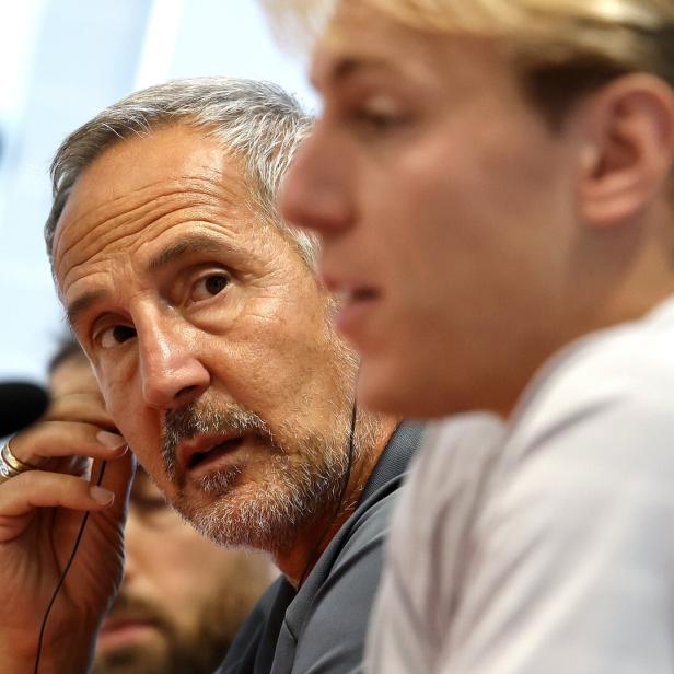 Adi Hütter schaut in die Kamera.