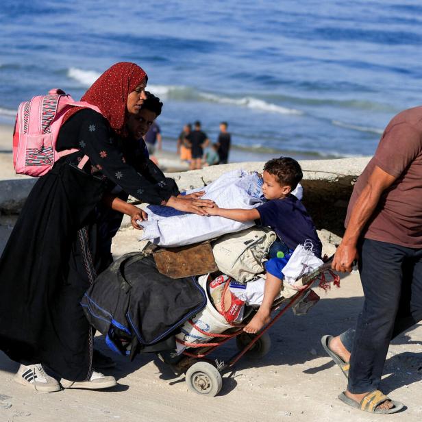 Palestinians return to the north amid a ceasefire between Israel and Hamas in Gaza