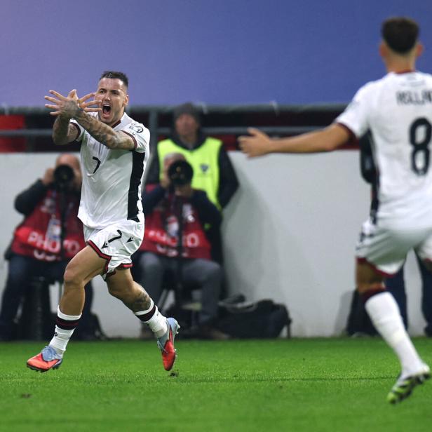 Albaniens Torschütze Rey Manaj am Fußballfeld den Doppeladler, der für Serben als Provokation gilt