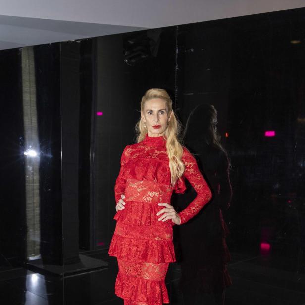 Moderatorin Onka Takats posiert in einem roten Spitzenkleid