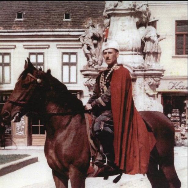 Ehemaliger Bürgermeister am Pferd als Kuruzzenführer