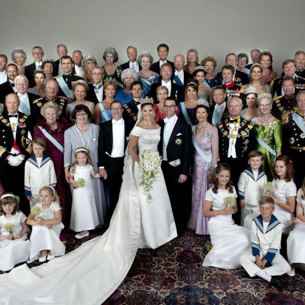 Mitglieder der europäischen Adelsfamilien posieren für ein gemeinsames Foto. 