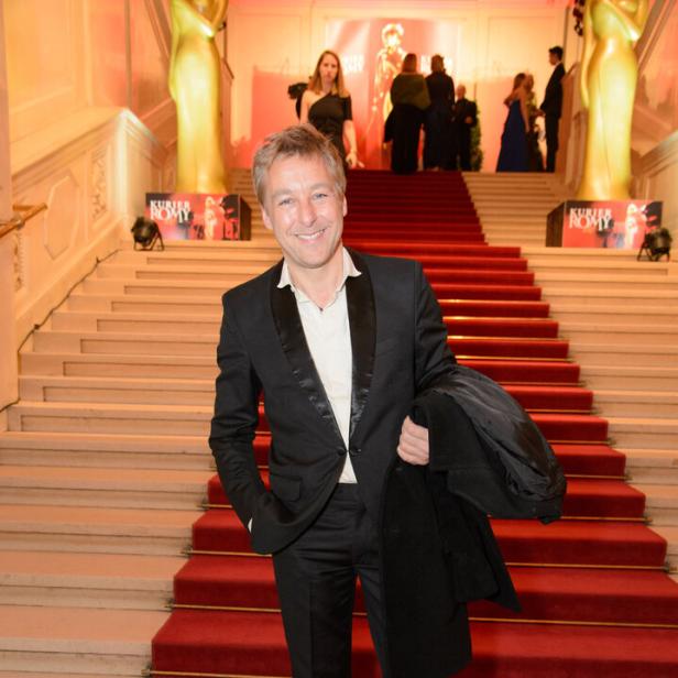 Schauspieler Max Müller steht bei der Romy-Gala auf dem roten Teppich