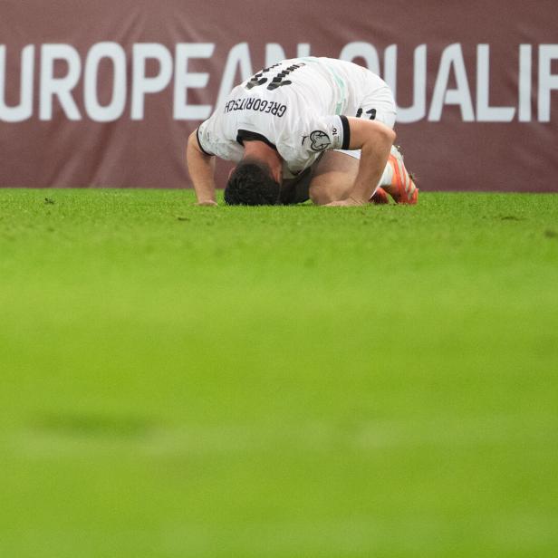 Michael Gregoritsch steckt den Kopf ins Gras, nicht in den Sand