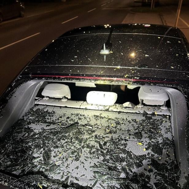 Kürbisse auf parkende Autos geworfen