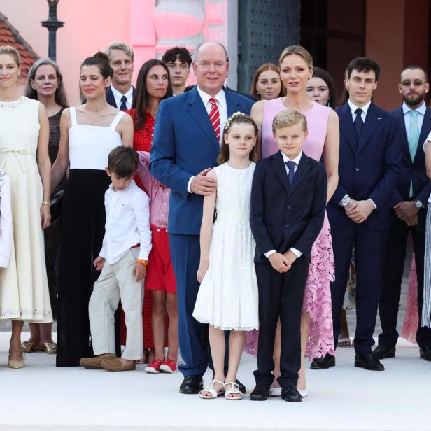 Monacos Fürstenfamilie, darunter Albert und Charlène mit ihren Kindern, posiert für ein Gruppenfoto.