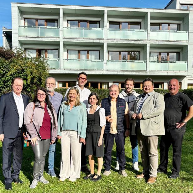 Gruppenfoto Tourismus-Stammtisch mit Klubobmann Bernd Strobl