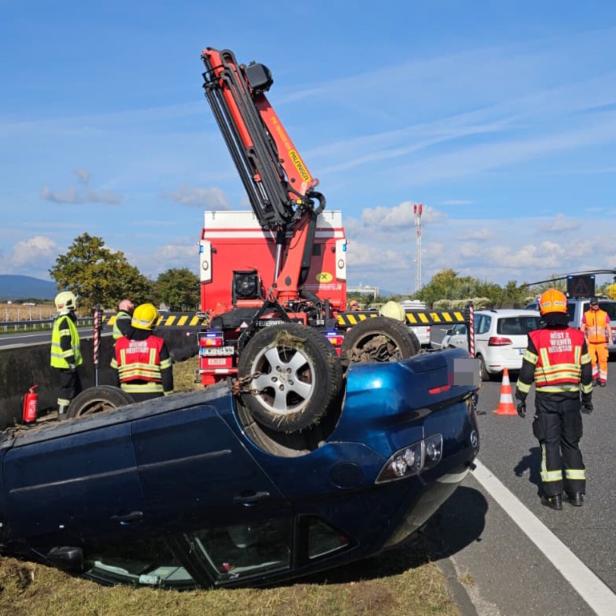 Der schwer demolierte Wagen blieb auf dem Dach liegen