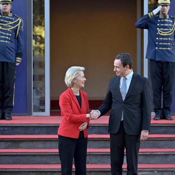 Albin Kurti und Ursula Von der Leyen bei ihrem letztem Besuch in Pristina am 30. Oktober 2023.