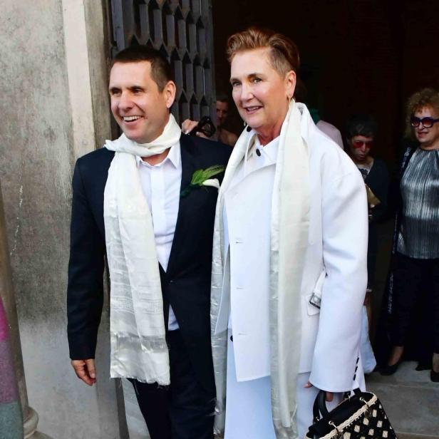 Markus Reymann und Francesca Thyssen-Bornemisza verlassen nach ihrer Hochzeit gemeinsam eine Kirche in Venedig.