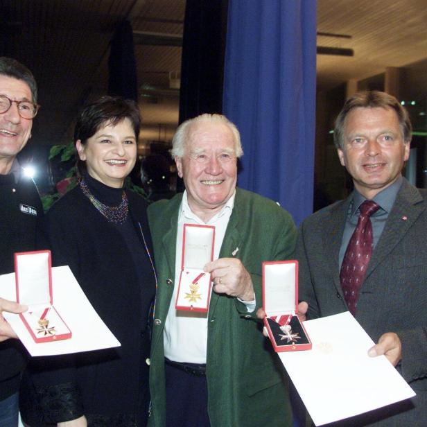 Egon Schöpf (im grünen Jackett) im Jahr 2001 mit dem goldenen Ehrenzeichen.