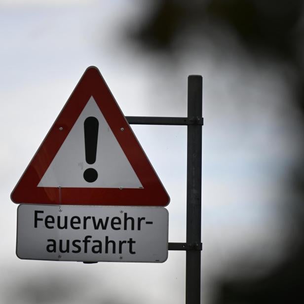 Ein Warnschild zeigt die Ausfahrt für die Feuerwehr an.