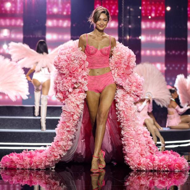 Topmodel Gidi Hadid in rosa Unterwäsche und mit Mantel aus rosa Blüten