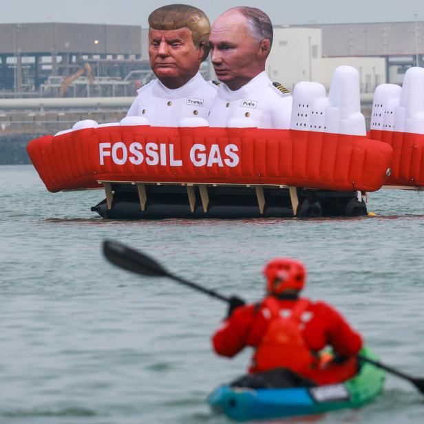Greenpeace-Protest gegen Putin und Trump vor einem  LNG-Terminal in Belgien 